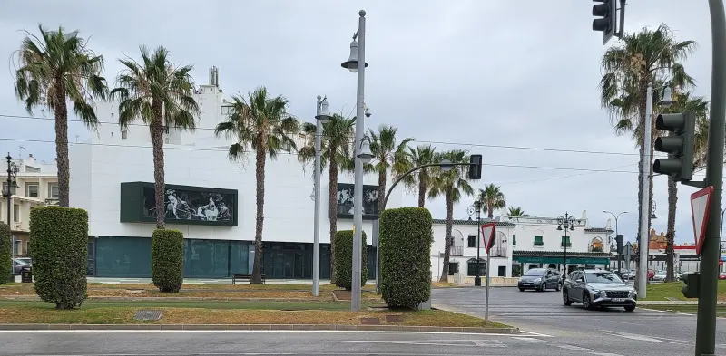 Edificio del Centro de Interpretación Camarón de la Isla con fotos del cantaor en la fachada