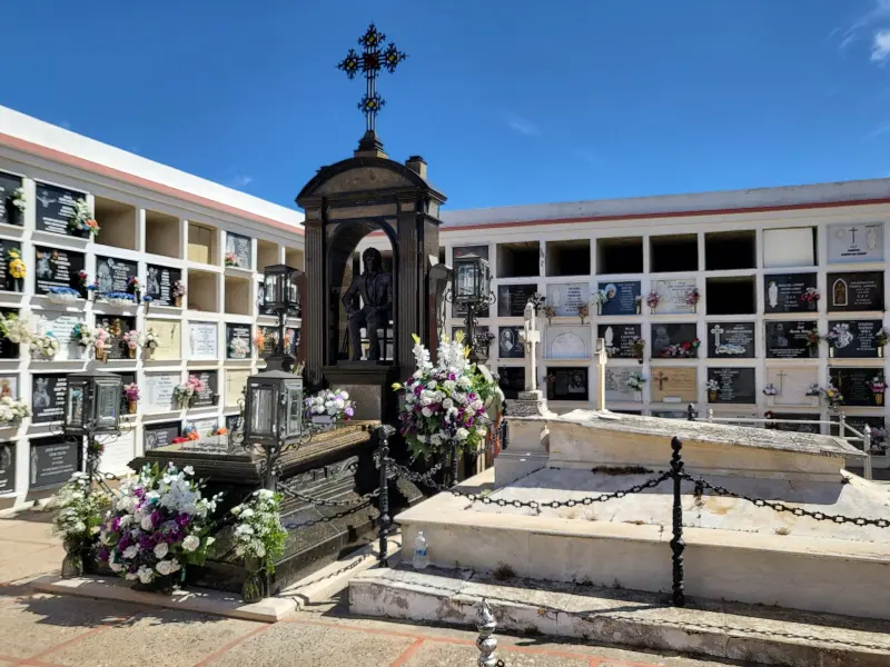 Mausoleo de Camarón de la Isla en el cementerio de San Fernando, con flores