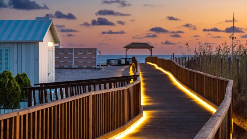 Pasarela hacia la Playa Camposoto al atardecer