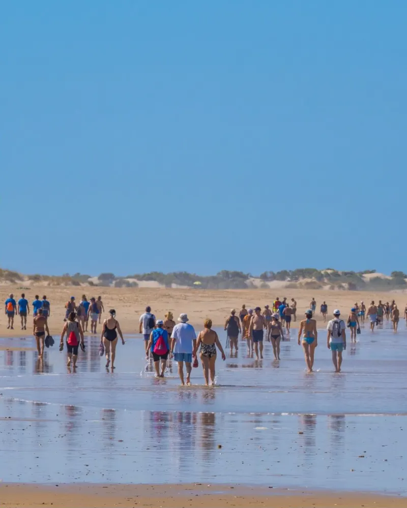 Paseo por la orilla de Playa Camposoto