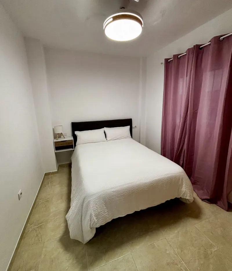 Dormitorio de matrimonio con cama de 150 cm