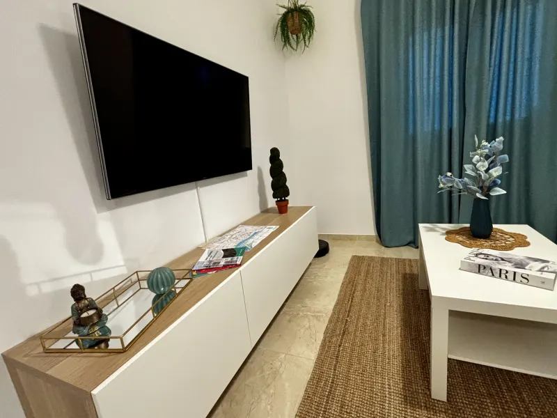 Salón con Smart TV del Apartamento Maremia